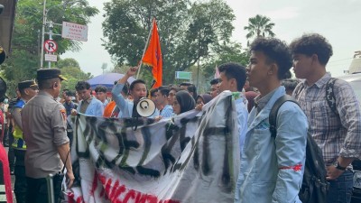 Aliansi Mahasiswa Beri Kartu Merah ke Presiden saat Demo di DPRD Sumsel