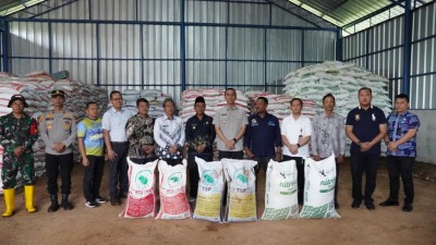 Bantu Petani Sawit, Bupati OKI Salurkan…