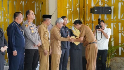 Bupati OKI Bagikan SK Besaran Dana Desa…