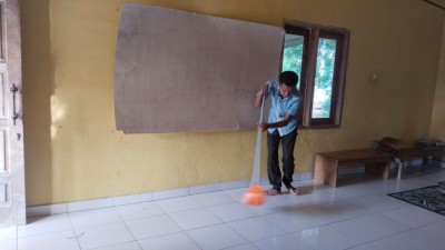 Demi Kenyamanan Beribadah Satgas TMMD Kodim 0402/OKI Gotong Royong Bersihkan Masjid Al-Hidayah