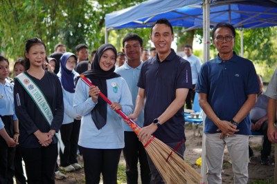 Demi Lingkungan Lestari, Gen Z di OKI Bersih-Bersih…