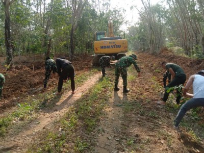 Dengan Semangat Gotong Royong Satgas TMMD Kodim 0402/OKI Bersama Buka Akses Jalan Desa