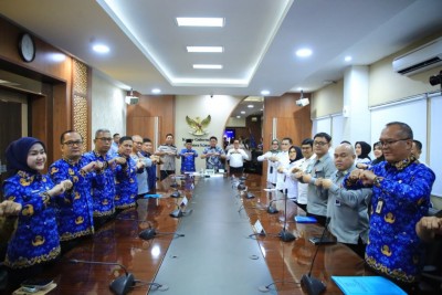 Gubernur Herman Deru Terima Sertifikat HPL…