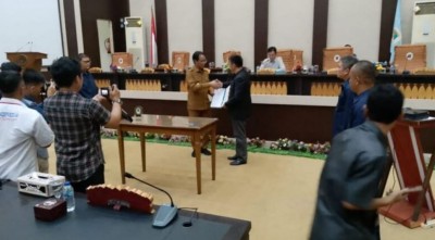 Ketua DPRD OKI, Abdiyanto Serahkan Rakerda…