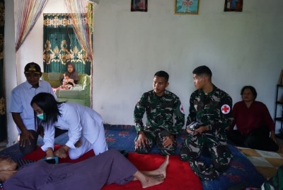 Lagi-Lagi Satgas TMMD Ke-128 Hadirkan Layanan Kesehatan Hingga ke Rumah Warga