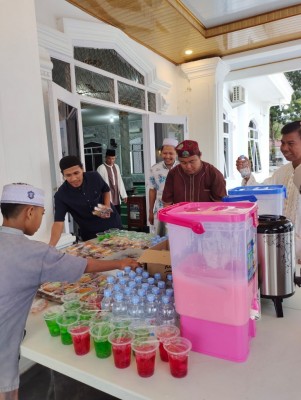 Masjid Agung Solihin, Bagi-bagi Ratusan…