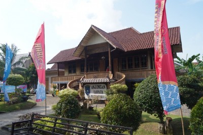 *Muchendi Dorong Rumah Adat OKI di Anjungan Sumsel Jadi Pusat Kegiatan Masyarakat*