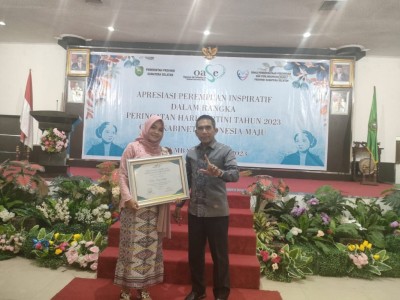 Nova Dewi, Guru Honorer OKI Terima Penghargaan…