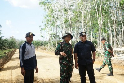 Pastikan Progres TMMD Pembukaan Jalan Berjalan Optimal, Dandim dan Wakil Bupati OKI Turun Lansung Ke