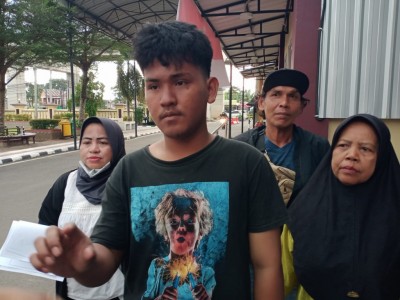 Pemuda Ditodong Pengamen Bergitar di Jembatan…