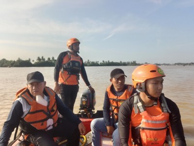 Perempuan Diduga Terseret Arus Sungai Komering, Tim SAR Gabungan Sisir Area Lakukan Pencarian
