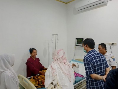Pj. Bupati OKI Jenguk Korban Kecelakaan…