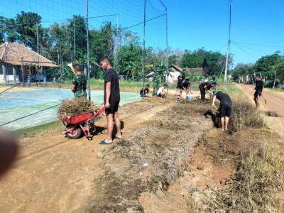 Satgas TMMD Kodim 0402/OKI Bersinergi Bersihkan Pangkalan Desa, Ciptakan Lingkungan Asri