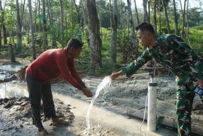 Satgas TMMD Kodim 0402/OKI Lanjutkan Pengeboran Sumur, Ini Hasilnya