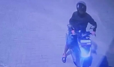 Terekam CCTV, Motor Milik Warga Kalidoni Raib Digondol Maling Saat Ditinggal Makan